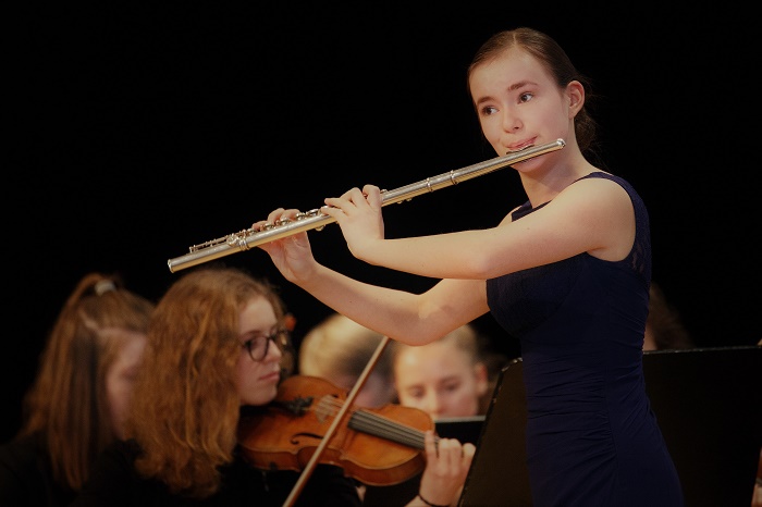 Gewinnerin mit Querflöte